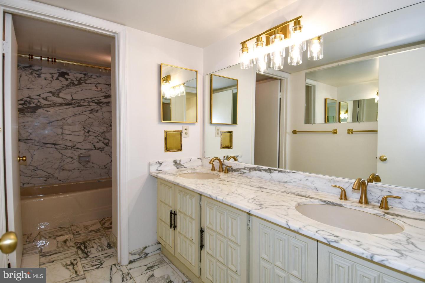 1101 ARLINGTON RIDGE ROAD #316, ARLINGTON, Virginia 22202, 3 Bedrooms Bedrooms, ,3 BathroomsBathrooms,Residential,For sale,1101 ARLINGTON RIDGE ROAD #316,VAAR2064610 MLS # VAAR2064610