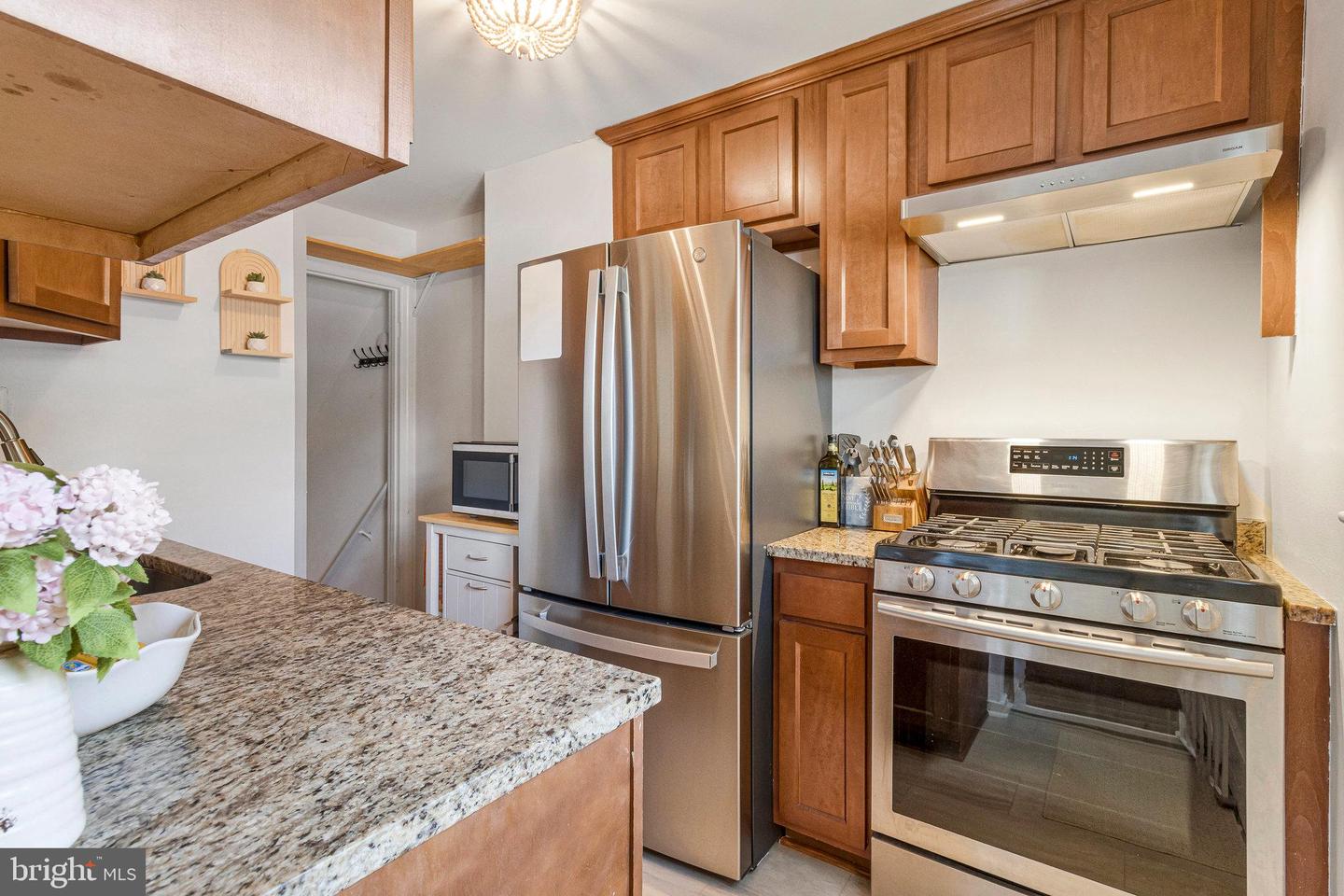 6928 UNIVERSITY DR, ALEXANDRIA, Virginia 22307, 2 Bedrooms Bedrooms, 9 Rooms Rooms,2 BathroomsBathrooms,Residential,For sale,6928 UNIVERSITY DR,VAFX2294074 MLS # VAFX2294074