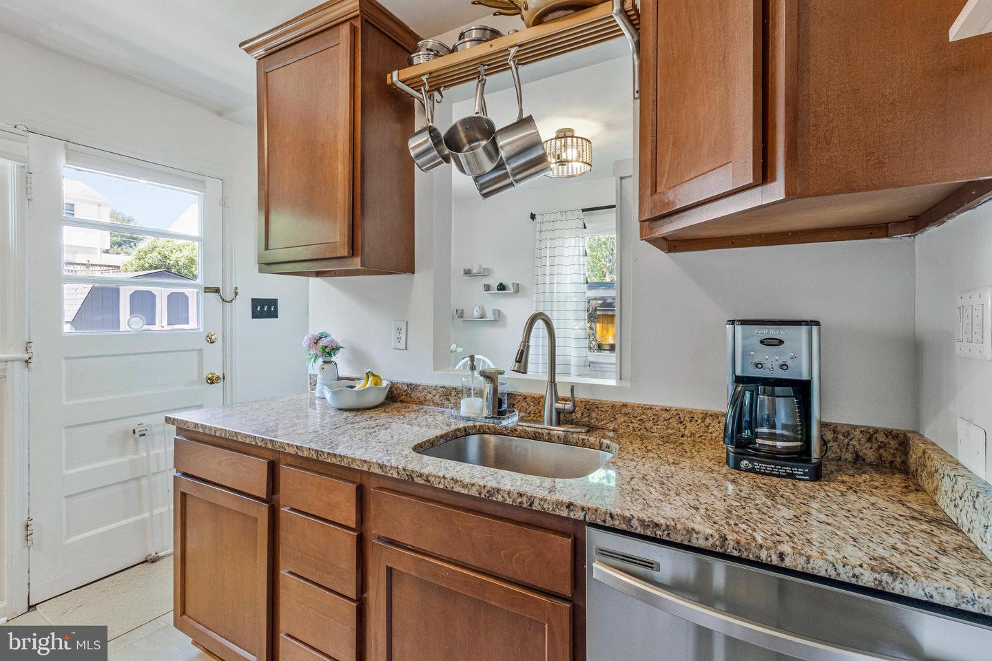 6928 UNIVERSITY DR, ALEXANDRIA, Virginia 22307, 2 Bedrooms Bedrooms, 9 Rooms Rooms,2 BathroomsBathrooms,Residential,For sale,6928 UNIVERSITY DR,VAFX2294074 MLS # VAFX2294074