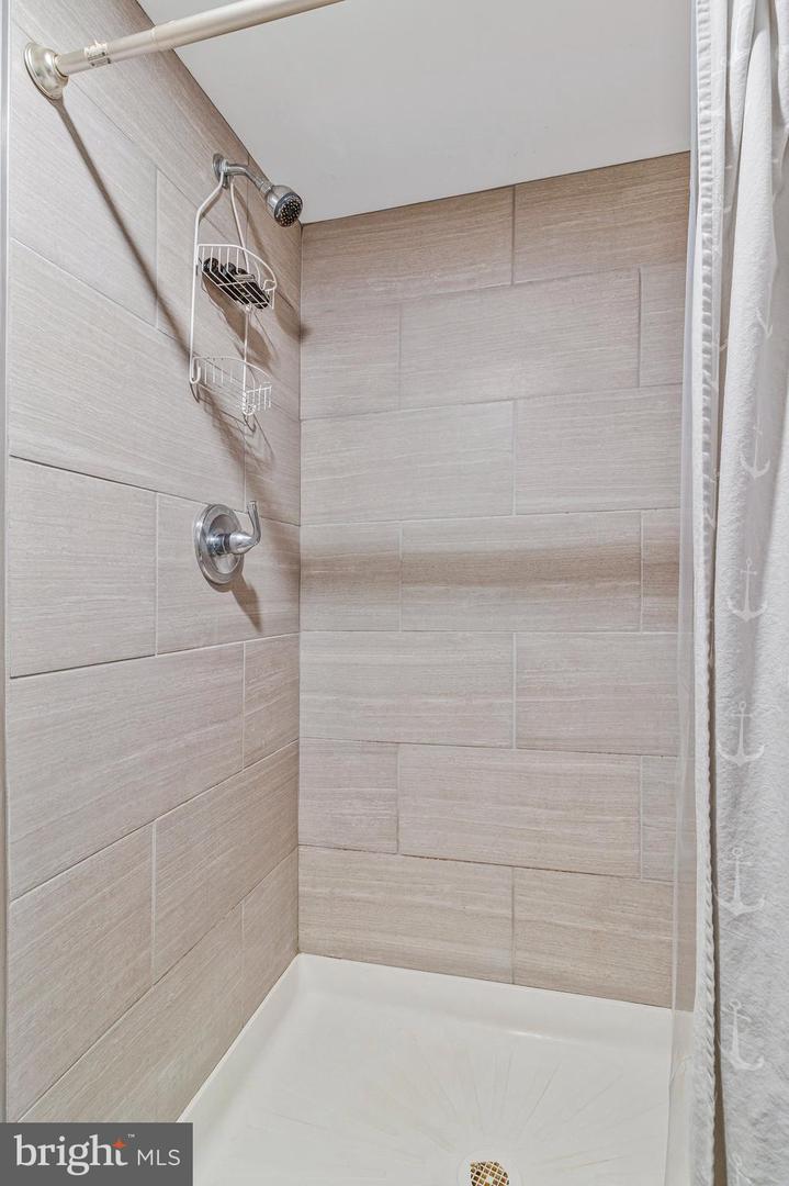 6928 UNIVERSITY DR, ALEXANDRIA, Virginia 22307, 2 Bedrooms Bedrooms, 9 Rooms Rooms,2 BathroomsBathrooms,Residential,For sale,6928 UNIVERSITY DR,VAFX2294074 MLS # VAFX2294074