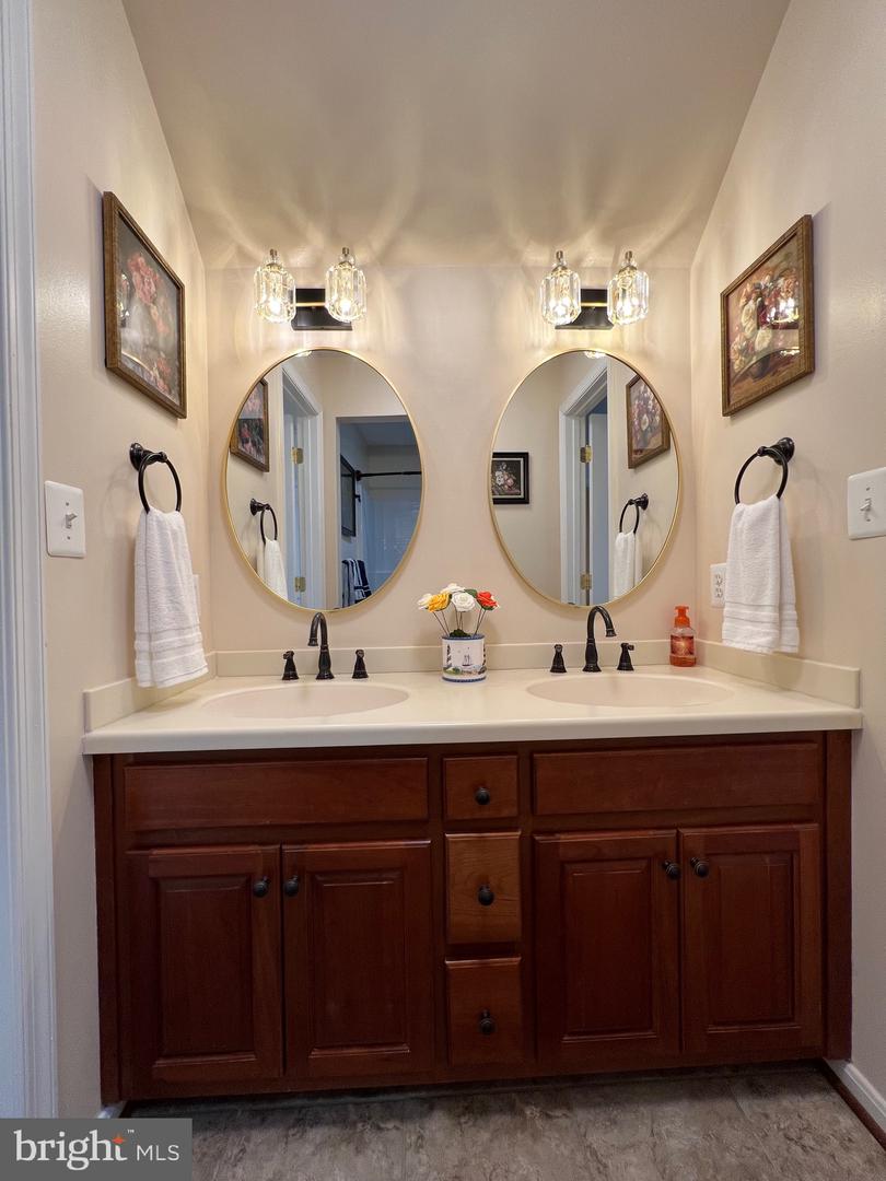 11207 VALOR BRIDGE DR, SPOTSYLVANIA, Virginia 22551, 5 Bedrooms Bedrooms, ,4 BathroomsBathrooms,Residential,For sale,11207 VALOR BRIDGE DR,VASP2039802 MLS # VASP2039802