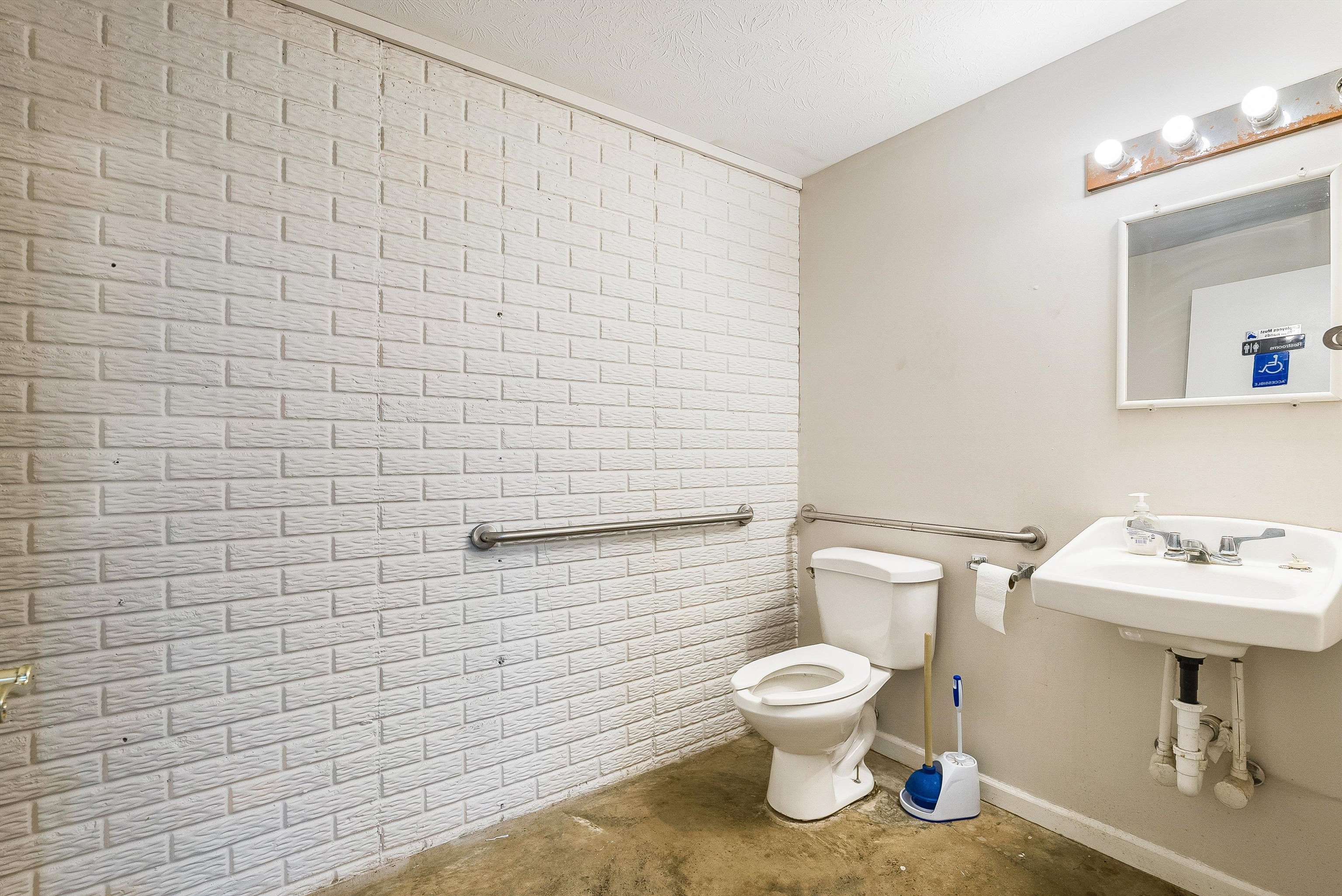 727 LEE HWY, VERONA, Virginia 24482, ,Commercial,727 LEE HWY,674099 MLS # 674099