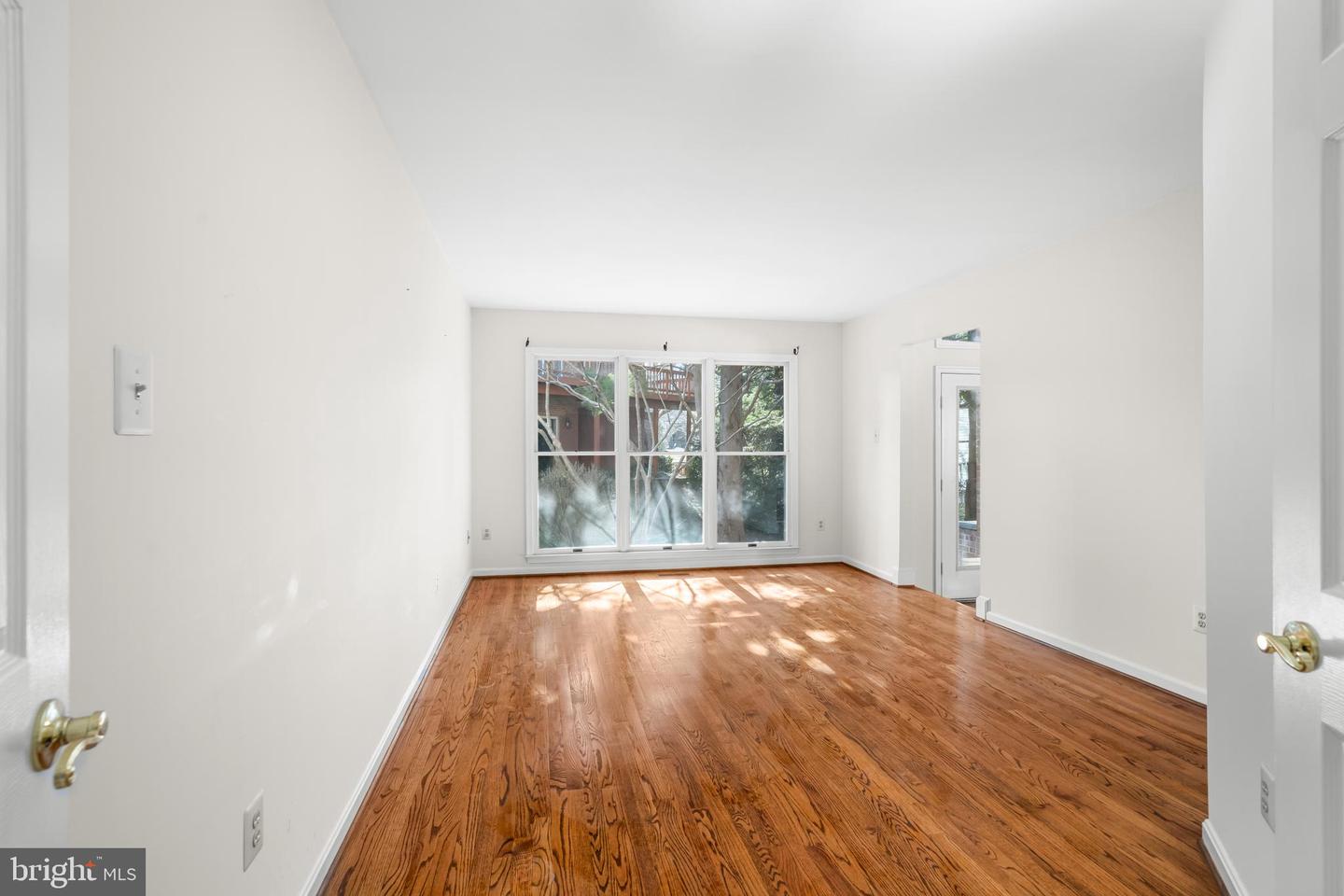 3402 WALNUT HILL CT, FALLS CHURCH, Virginia 22042, 3 Bedrooms Bedrooms, 10 Rooms Rooms,4 BathroomsBathrooms,Residential,For sale,3402 WALNUT HILL CT,VAFX2292254 MLS # VAFX2292254