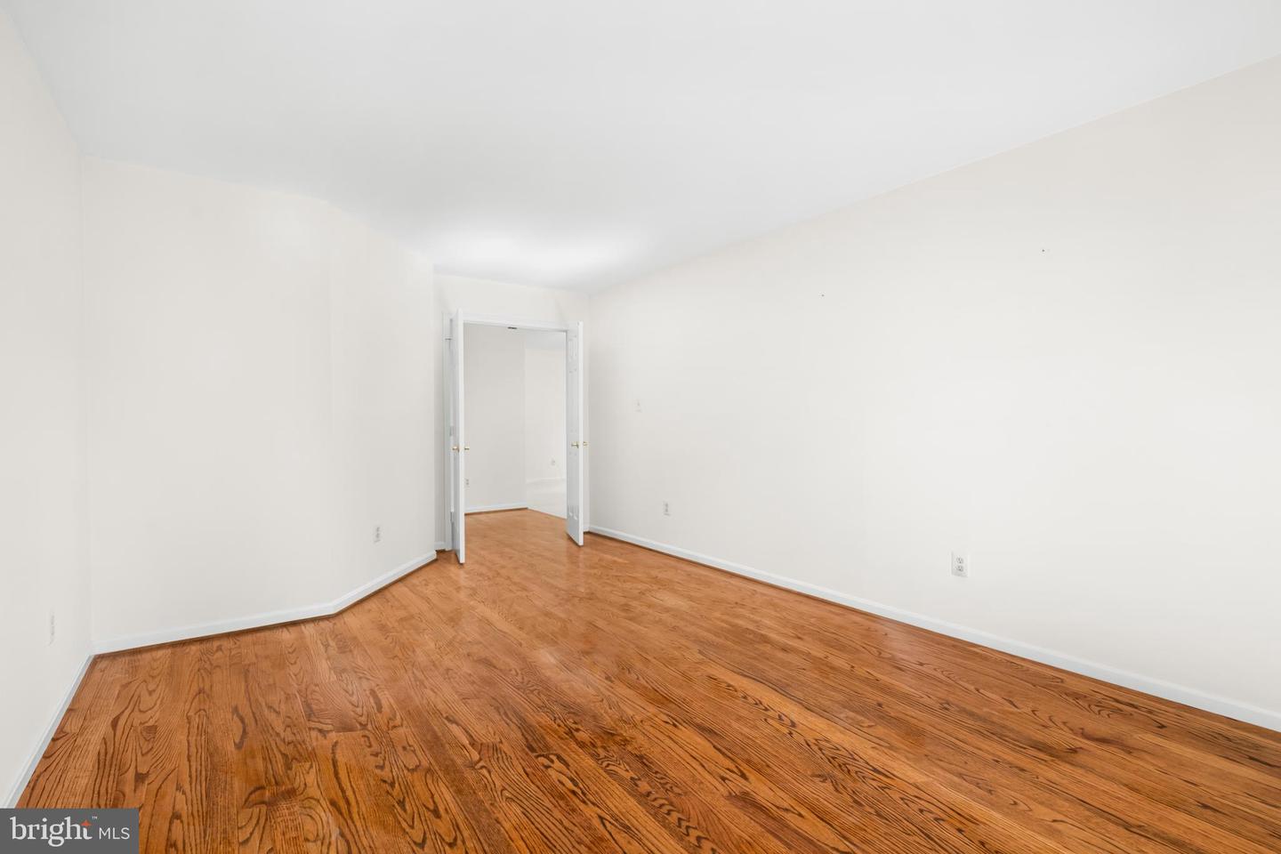 3402 WALNUT HILL CT, FALLS CHURCH, Virginia 22042, 3 Bedrooms Bedrooms, 10 Rooms Rooms,4 BathroomsBathrooms,Residential,For sale,3402 WALNUT HILL CT,VAFX2292254 MLS # VAFX2292254