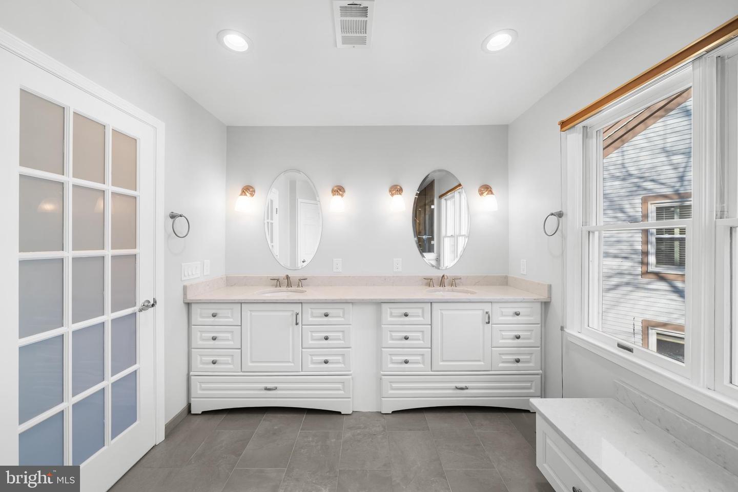 3402 WALNUT HILL CT, FALLS CHURCH, Virginia 22042, 3 Bedrooms Bedrooms, 10 Rooms Rooms,4 BathroomsBathrooms,Residential,For sale,3402 WALNUT HILL CT,VAFX2292254 MLS # VAFX2292254