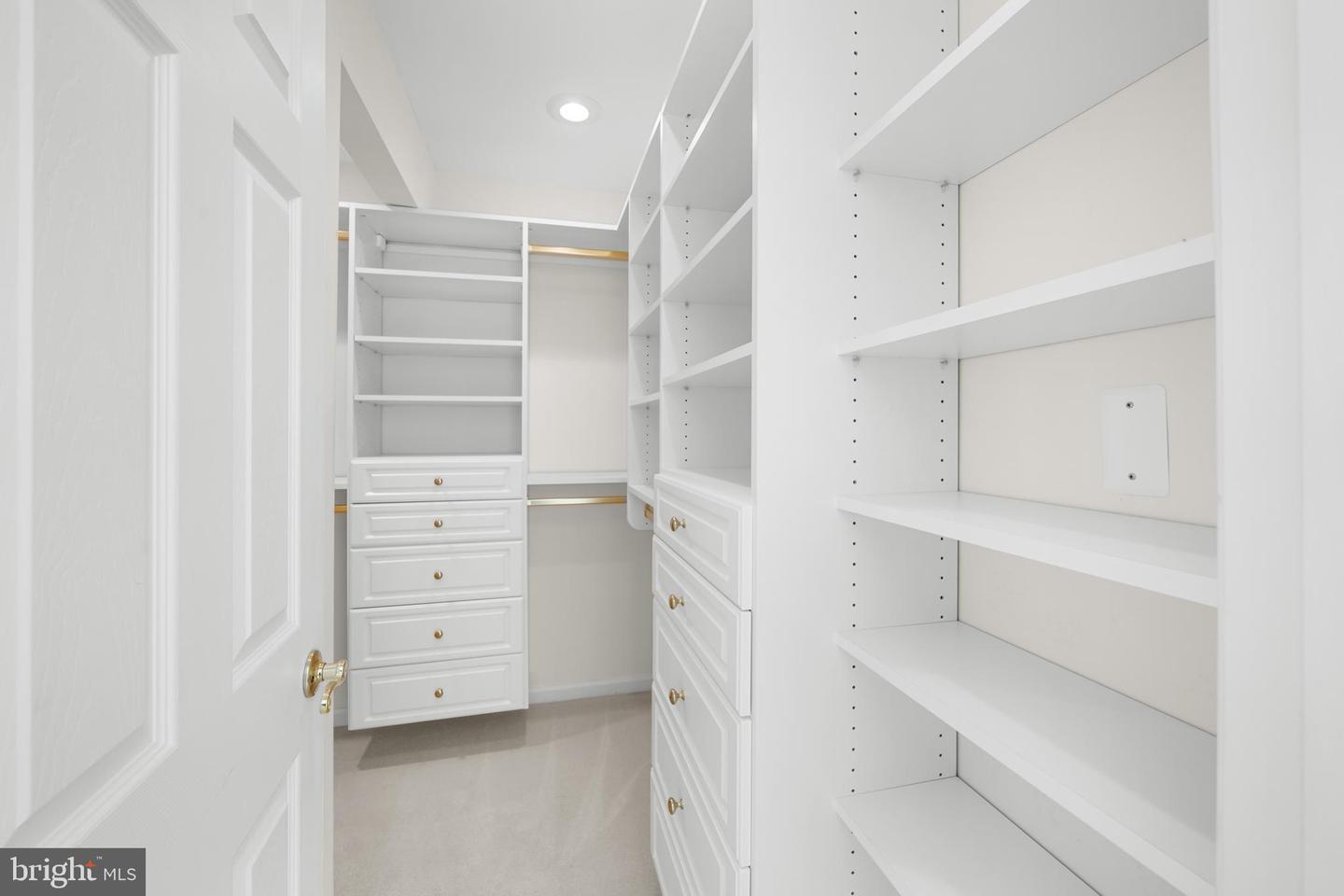 3402 WALNUT HILL CT, FALLS CHURCH, Virginia 22042, 3 Bedrooms Bedrooms, 10 Rooms Rooms,4 BathroomsBathrooms,Residential,For sale,3402 WALNUT HILL CT,VAFX2292254 MLS # VAFX2292254