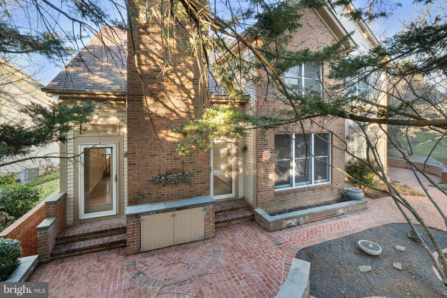 3402 WALNUT HILL CT, FALLS CHURCH, Virginia 22042, 3 Bedrooms Bedrooms, 10 Rooms Rooms,4 BathroomsBathrooms,Residential,For sale,3402 WALNUT HILL CT,VAFX2292254 MLS # VAFX2292254