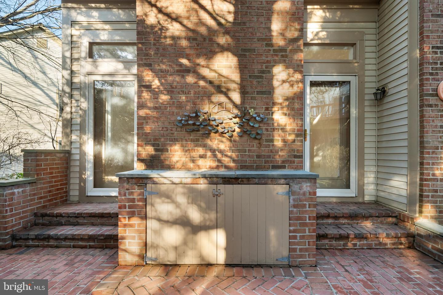 3402 WALNUT HILL CT, FALLS CHURCH, Virginia 22042, 3 Bedrooms Bedrooms, 10 Rooms Rooms,4 BathroomsBathrooms,Residential,For sale,3402 WALNUT HILL CT,VAFX2292254 MLS # VAFX2292254