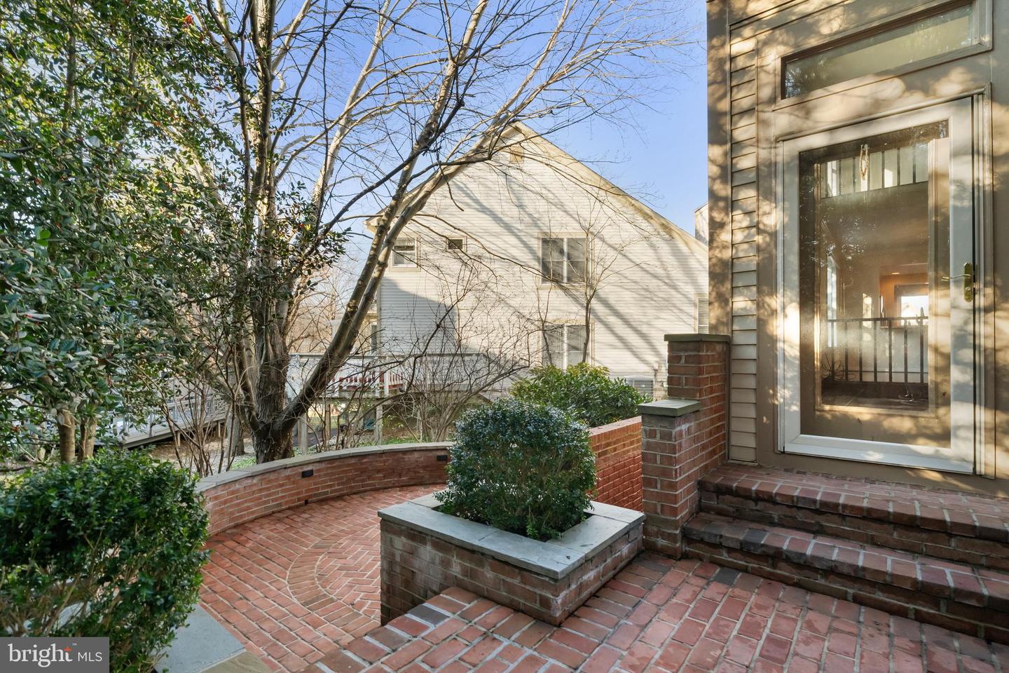 3402 WALNUT HILL CT, FALLS CHURCH, Virginia 22042, 3 Bedrooms Bedrooms, 10 Rooms Rooms,4 BathroomsBathrooms,Residential,For sale,3402 WALNUT HILL CT,VAFX2292254 MLS # VAFX2292254