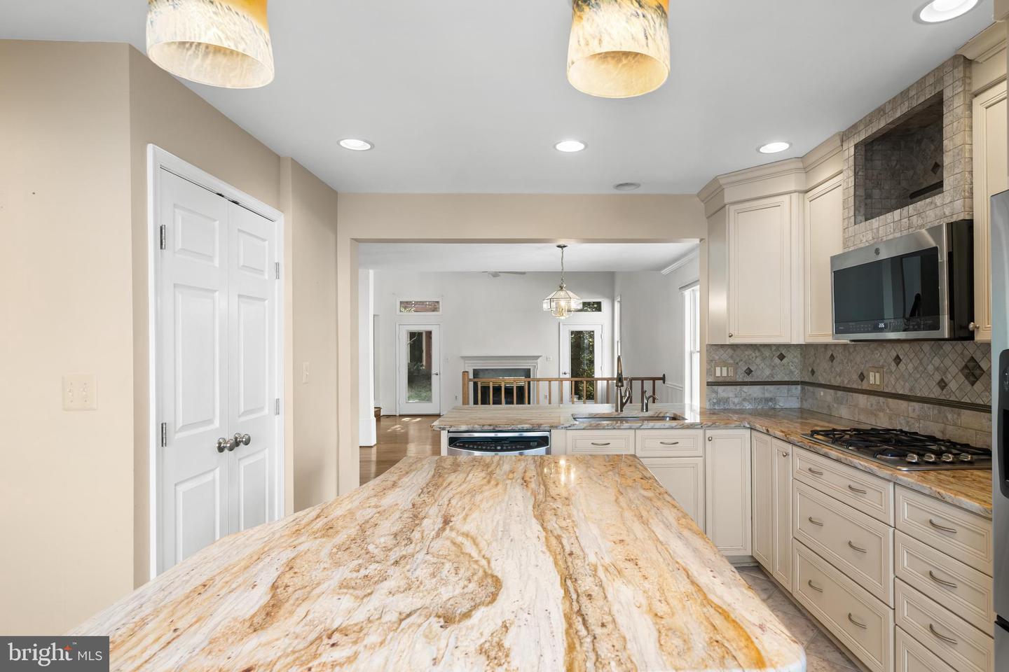 3402 WALNUT HILL CT, FALLS CHURCH, Virginia 22042, 3 Bedrooms Bedrooms, 10 Rooms Rooms,4 BathroomsBathrooms,Residential,For sale,3402 WALNUT HILL CT,VAFX2292254 MLS # VAFX2292254