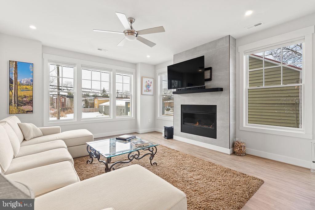 313 CHARLES ST, FREDERICKSBURG, Virginia 22401, 3 Bedrooms Bedrooms, 12 Rooms Rooms,2 BathroomsBathrooms,Residential,For sale,313 CHARLES ST,VAFB2009766 MLS # VAFB2009766