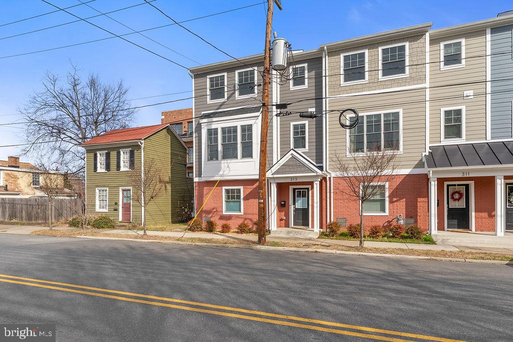 313 CHARLES ST, FREDERICKSBURG, Virginia 22401, 3 Bedrooms Bedrooms, 12 Rooms Rooms,2 BathroomsBathrooms,Residential,For sale,313 CHARLES ST,VAFB2009766 MLS # VAFB2009766