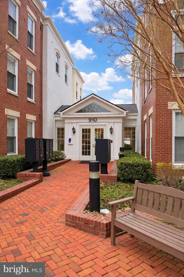 910 POWHATAN ST #304S, ALEXANDRIA, Virginia 22314, 2 Bedrooms Bedrooms, 4 Rooms Rooms,2 BathroomsBathrooms,Residential,For sale,910 POWHATAN ST #304S,VAAX2054280 MLS # VAAX2054280
