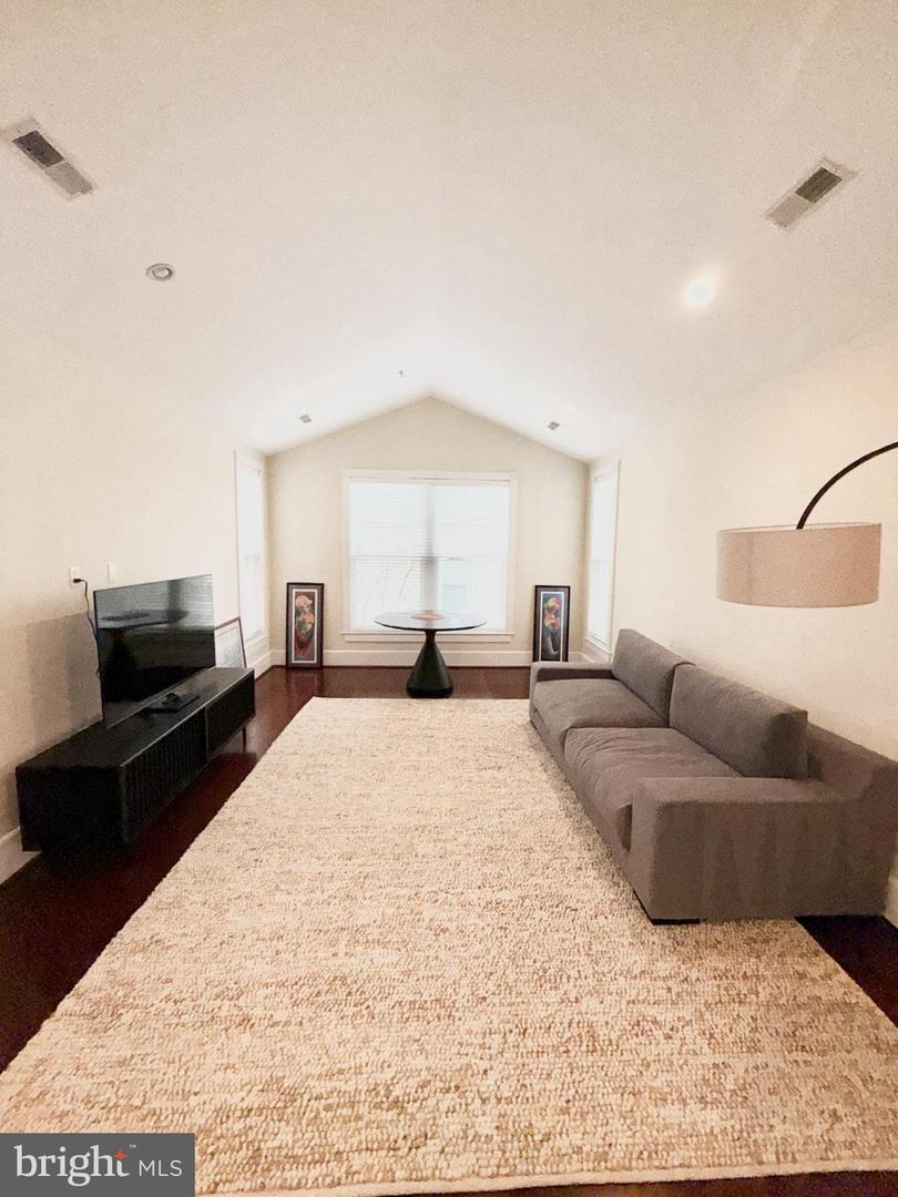 910 POWHATAN ST #304S, ALEXANDRIA, Virginia 22314, 2 Bedrooms Bedrooms, 4 Rooms Rooms,2 BathroomsBathrooms,Residential,For sale,910 POWHATAN ST #304S,VAAX2054280 MLS # VAAX2054280