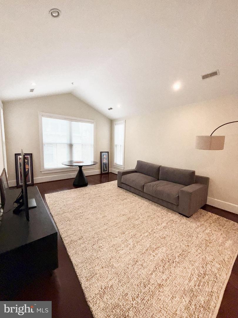 910 POWHATAN ST #304S, ALEXANDRIA, Virginia 22314, 2 Bedrooms Bedrooms, 4 Rooms Rooms,2 BathroomsBathrooms,Residential,For sale,910 POWHATAN ST #304S,VAAX2054280 MLS # VAAX2054280