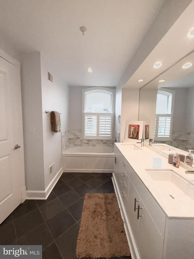 910 POWHATAN ST #304S, ALEXANDRIA, Virginia 22314, 2 Bedrooms Bedrooms, 4 Rooms Rooms,2 BathroomsBathrooms,Residential,For sale,910 POWHATAN ST #304S,VAAX2054280 MLS # VAAX2054280