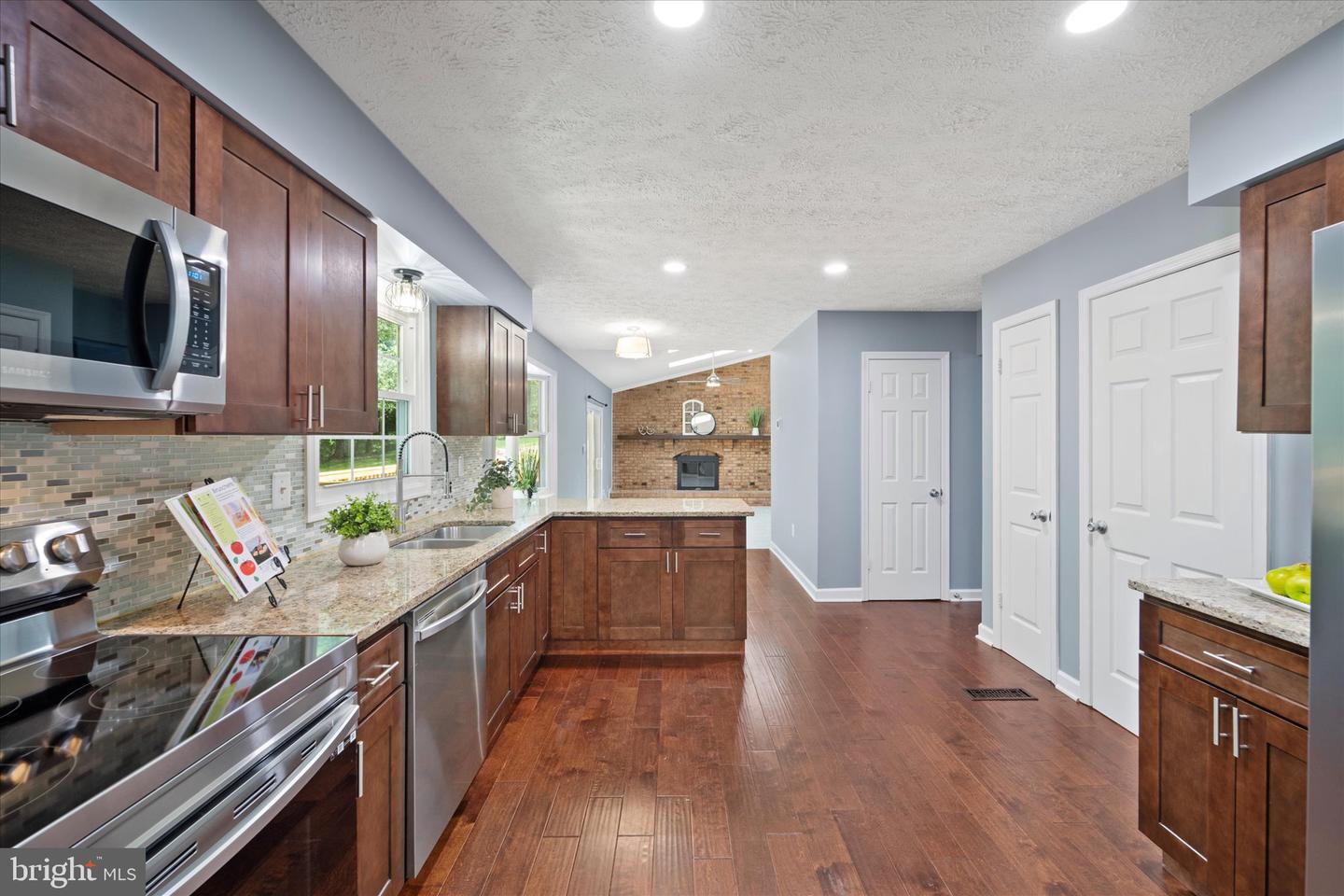 6112 HILLVIEW CT, MANASSAS, Virginia 20112, 5 Bedrooms Bedrooms, ,3 BathroomsBathrooms,Residential,For sale,6112 HILLVIEW CT,VAPW2113446 MLS # VAPW2113446