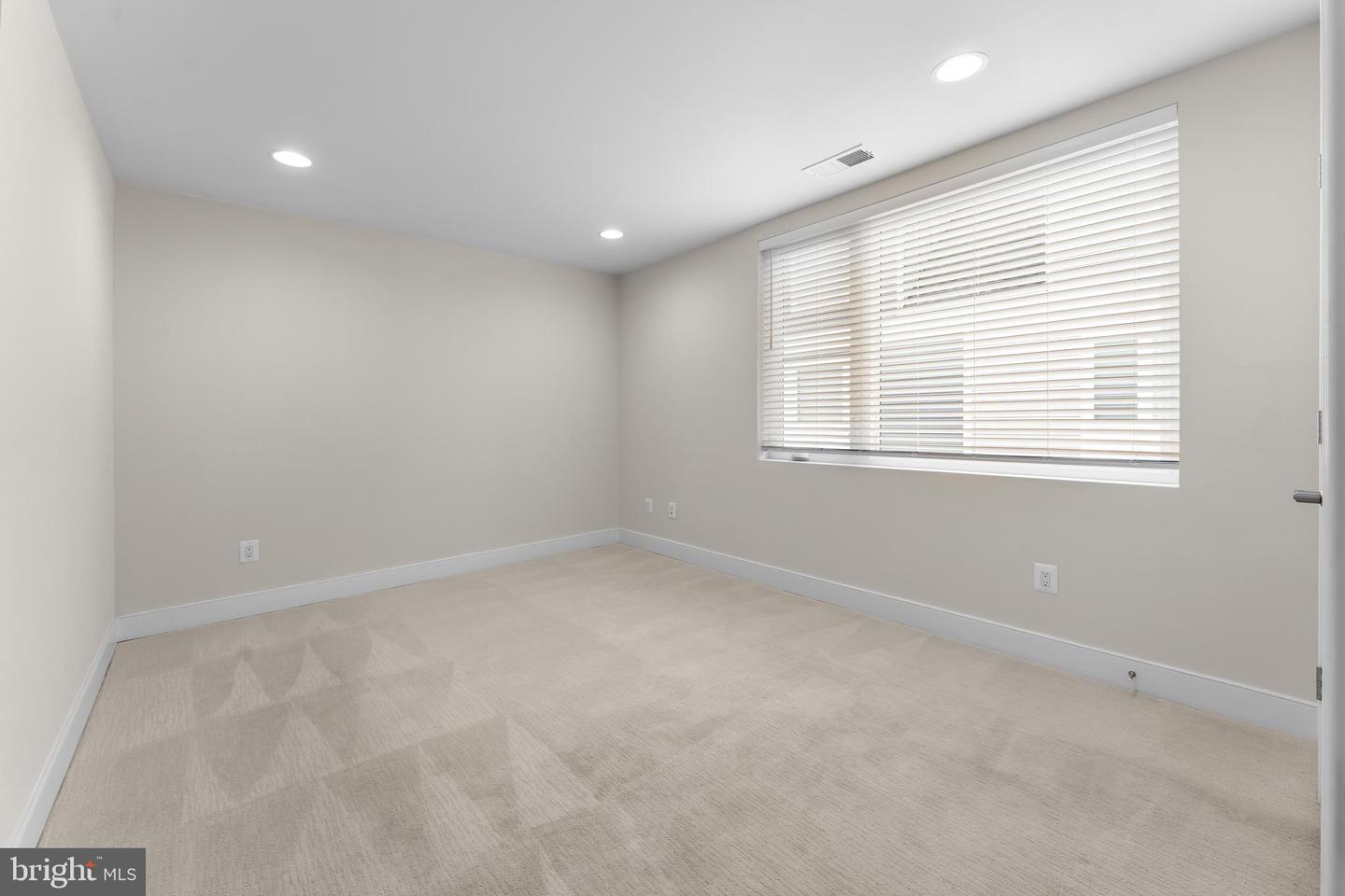 2827 24TH RD S, ARLINGTON, Virginia 22206, 3 Bedrooms Bedrooms, ,2 BathroomsBathrooms,Residential,For sale,2827 24TH RD S,VAAR2069470 MLS # VAAR2069470