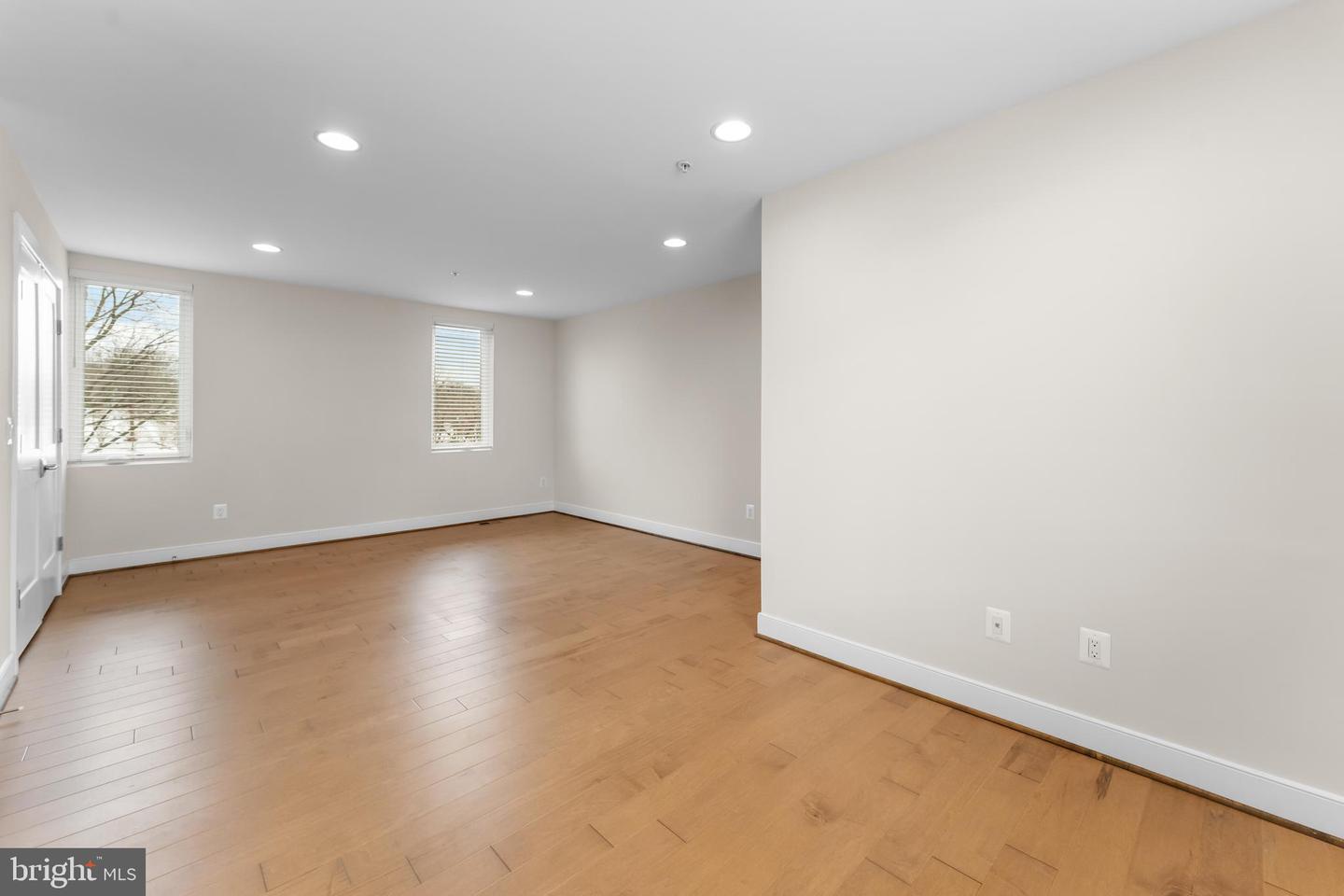 2827 24TH RD S, ARLINGTON, Virginia 22206, 3 Bedrooms Bedrooms, ,2 BathroomsBathrooms,Residential,For sale,2827 24TH RD S,VAAR2069470 MLS # VAAR2069470