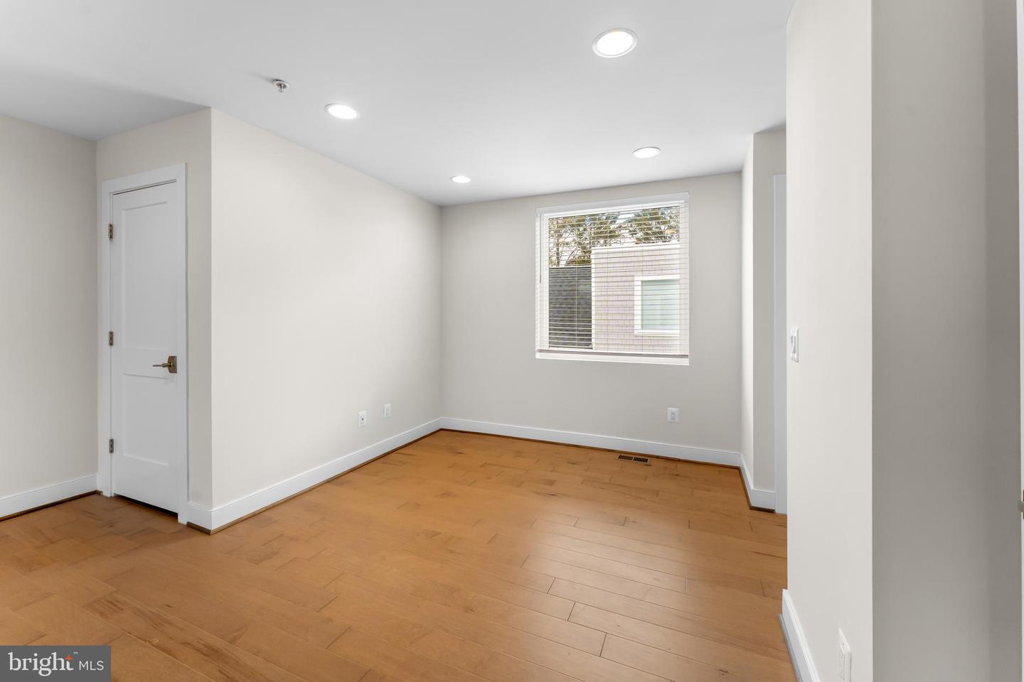 2827 24TH RD S, ARLINGTON, Virginia 22206, 3 Bedrooms Bedrooms, ,2 BathroomsBathrooms,Residential,For sale,2827 24TH RD S,VAAR2069470 MLS # VAAR2069470