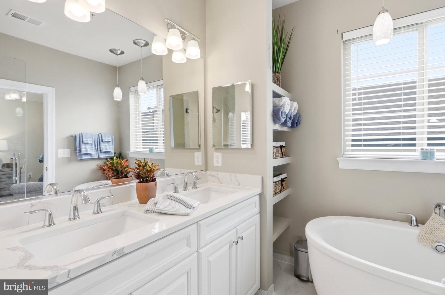 2842 RED STAR LN, ALEXANDRIA, Virginia 22303, 3 Bedrooms Bedrooms, ,3 BathroomsBathrooms,Residential,For sale,2842 RED STAR LN,VAFX2294362 MLS # VAFX2294362