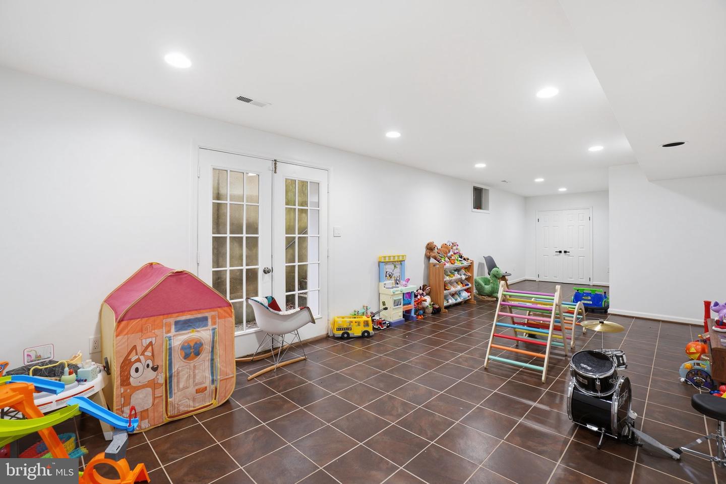 8656 TUTTLE RD, SPRINGFIELD, Virginia 22152, 6 Bedrooms Bedrooms, ,3 BathroomsBathrooms,Residential,For sale,8656 TUTTLE RD,VAFX2294978 MLS # VAFX2294978