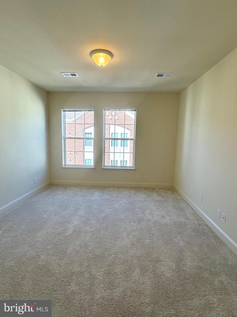 9202 CHARLESTON DR #405, MANASSAS, Virginia 20110, 2 Bedrooms Bedrooms, ,2 BathroomsBathrooms,Residential,For sale,9202 CHARLESTON DR #405,VAMN2010366 MLS # VAMN2010366