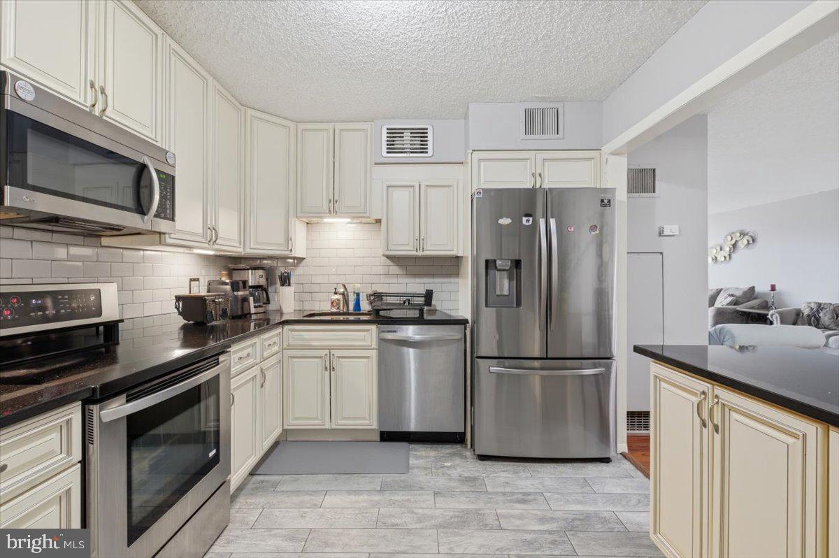 1800 OLD MEADOW RD #1204, MCLEAN, Virginia 22102, 2 Bedrooms Bedrooms, ,2 BathroomsBathrooms,Residential,For sale,1800 OLD MEADOW RD #1204,VAFX2295030 MLS # VAFX2295030