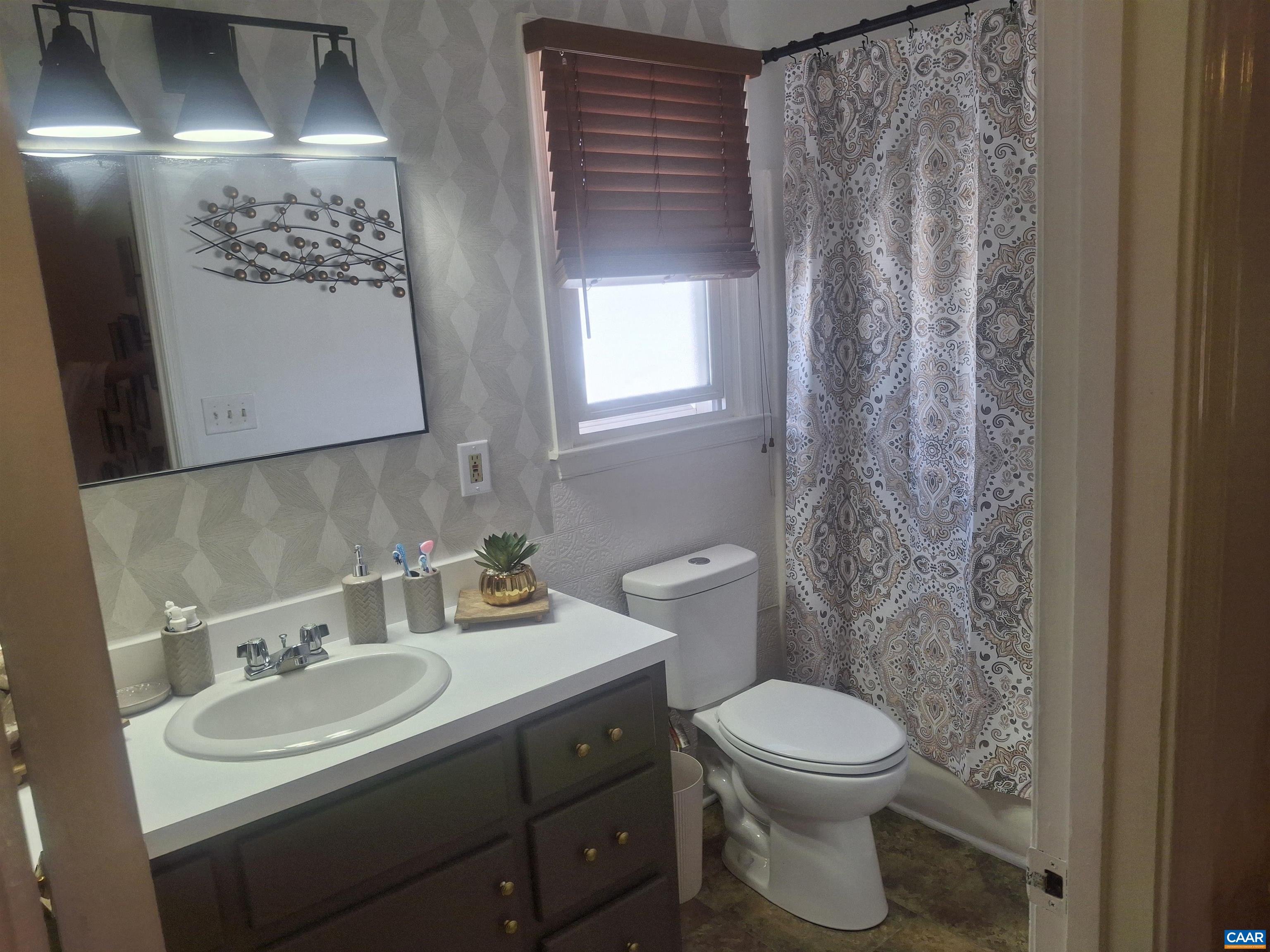 642 N DELPHINE AVE, WAYNESBORO, Virginia 22980, 4 Bedrooms Bedrooms, ,2 BathroomsBathrooms,Residential,642 N DELPHINE AVE,674188 MLS # 674188