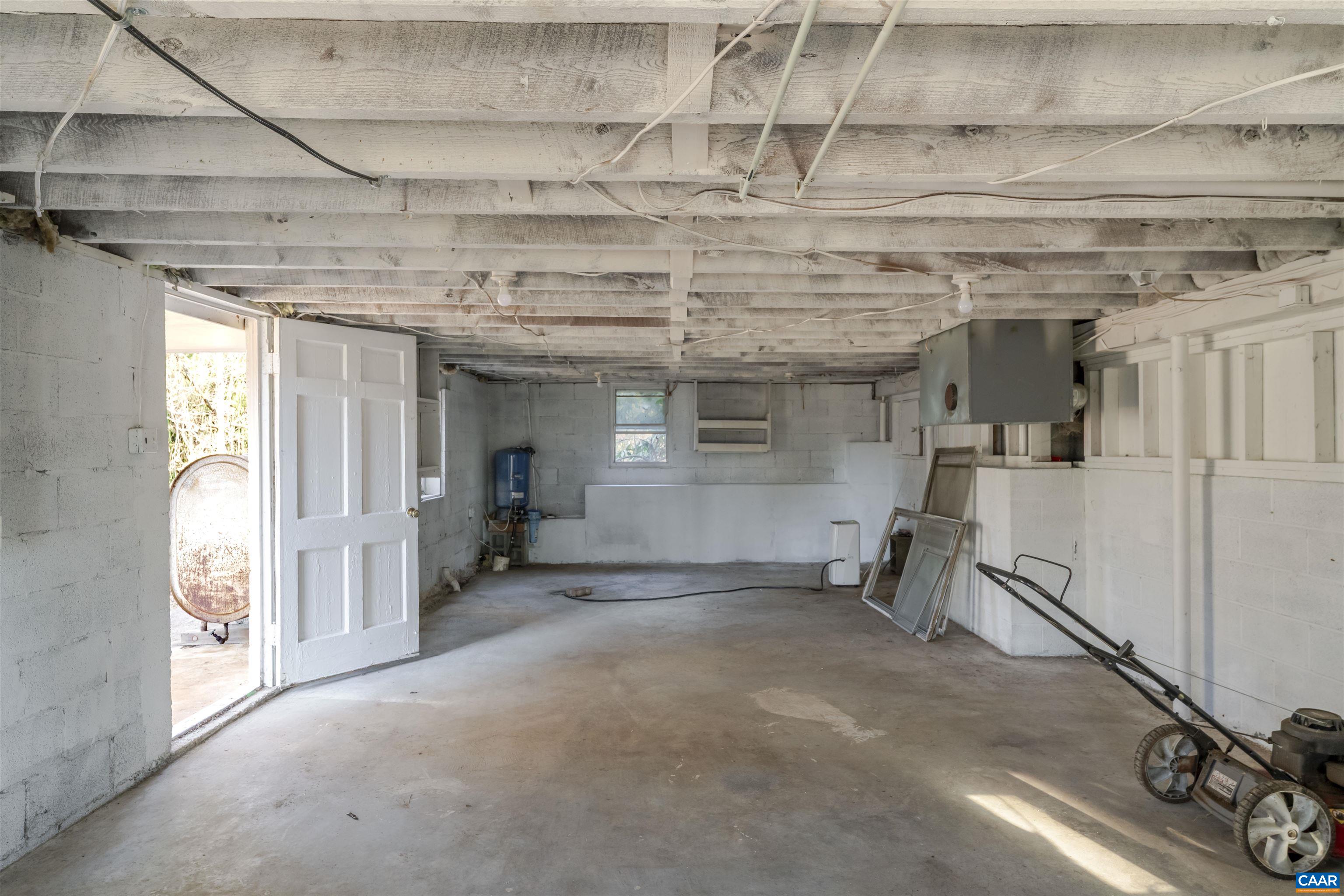 Large space for storage or hobby / workspace