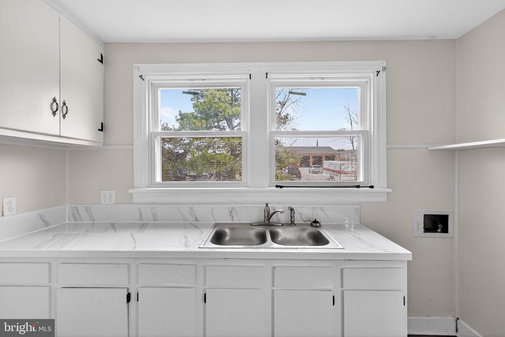 101 LYDE AVE, LOUISA, Virginia 23093, 5 Bedrooms Bedrooms, ,1 BathroomBathrooms,Residential,101 LYDE AVE,VALA2009438 MLS # VALA2009438