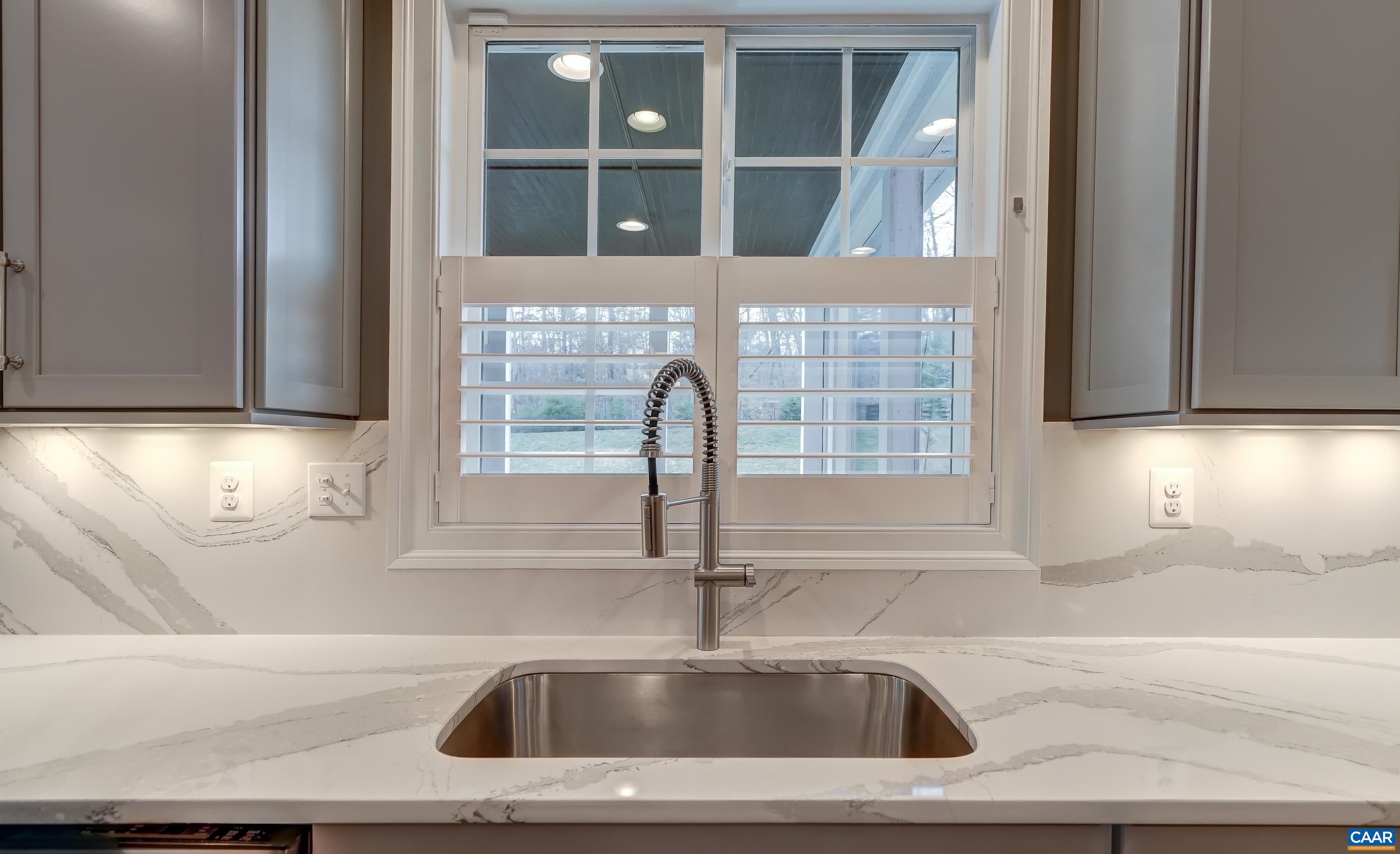 Stainless undermount sink.