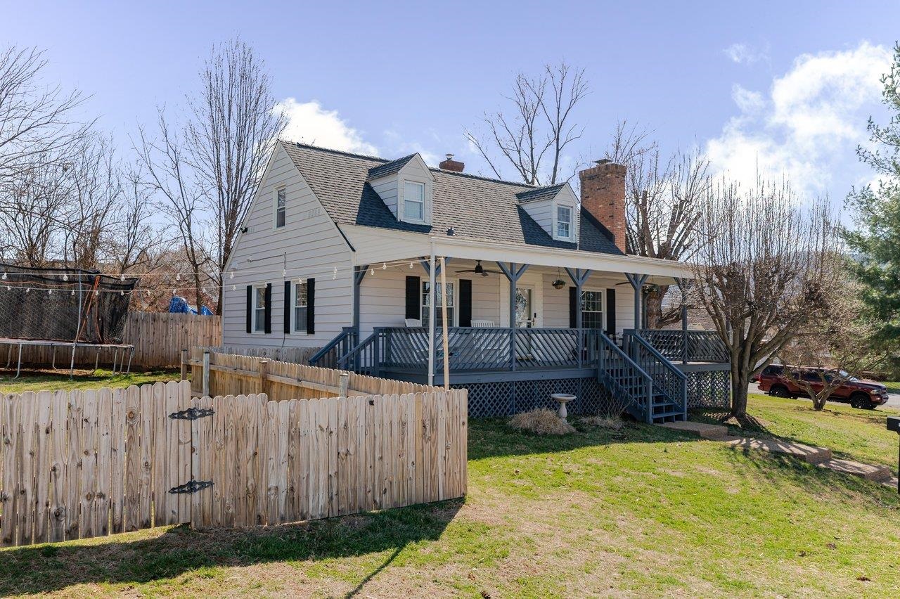 104 JACKSON AVE, ELKTON, Virginia 22827, 4 Bedrooms Bedrooms, ,1 BathroomBathrooms,Residential,104 JACKSON AVE,674228 MLS # 674228