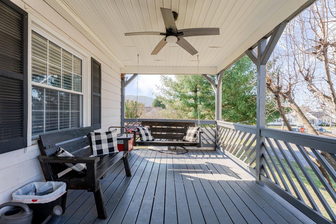 104 JACKSON AVE, ELKTON, Virginia 22827, 4 Bedrooms Bedrooms, ,1 BathroomBathrooms,Residential,104 JACKSON AVE,674228 MLS # 674228