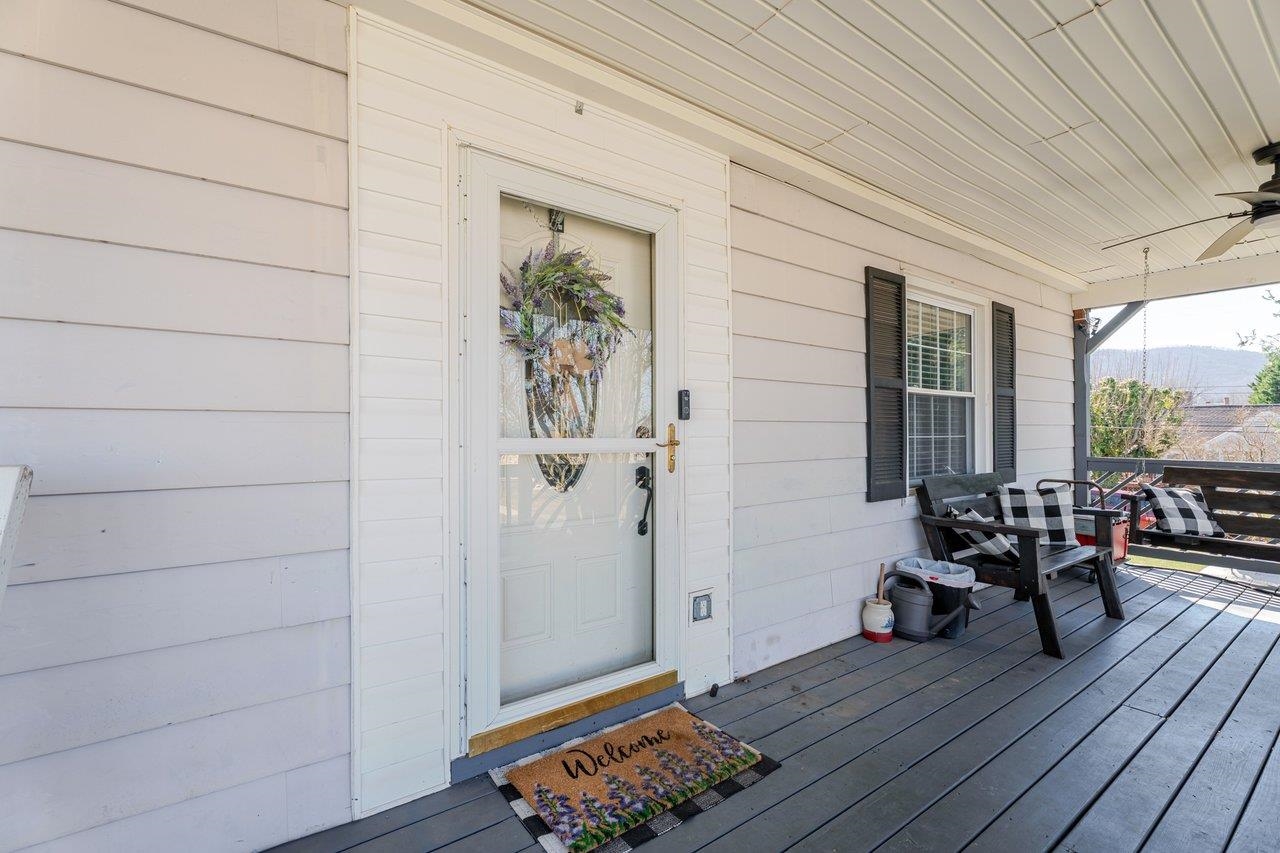 104 JACKSON AVE, ELKTON, Virginia 22827, 4 Bedrooms Bedrooms, ,1 BathroomBathrooms,Residential,104 JACKSON AVE,674228 MLS # 674228