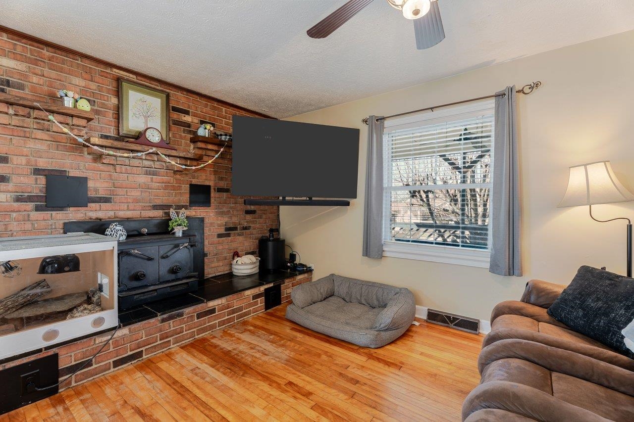 104 JACKSON AVE, ELKTON, Virginia 22827, 4 Bedrooms Bedrooms, ,1 BathroomBathrooms,Residential,104 JACKSON AVE,674228 MLS # 674228