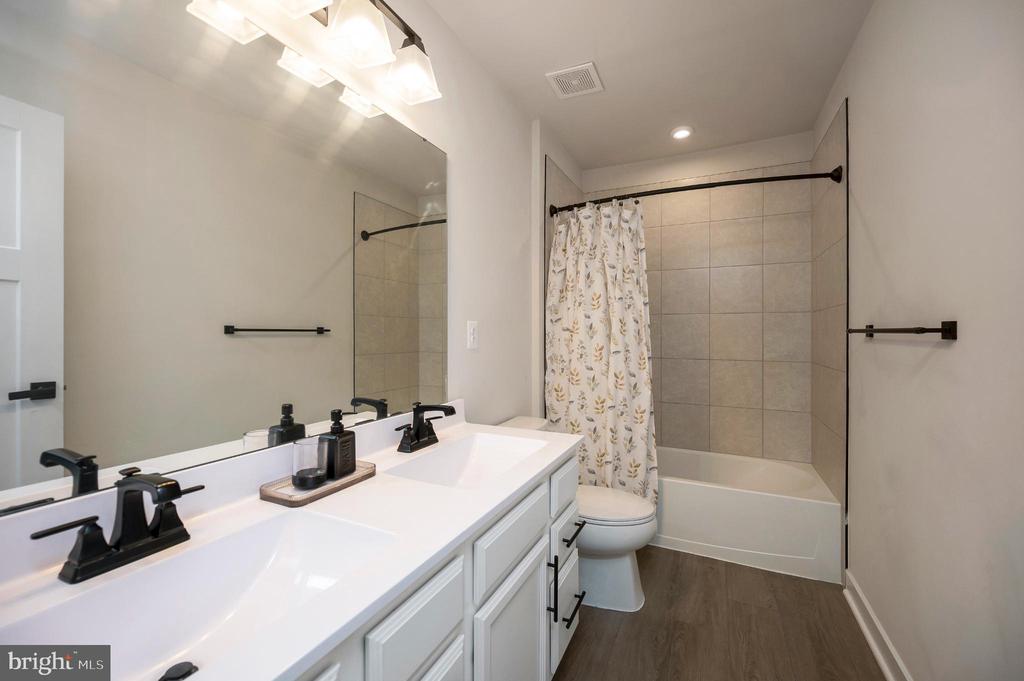 5432 HOLLEY OAK LN, FREDERICKSBURG, Virginia 22407, 4 Bedrooms Bedrooms, ,3 BathroomsBathrooms,Residential,5432 HOLLEY OAK LN,VASP2038896 MLS # VASP2038896