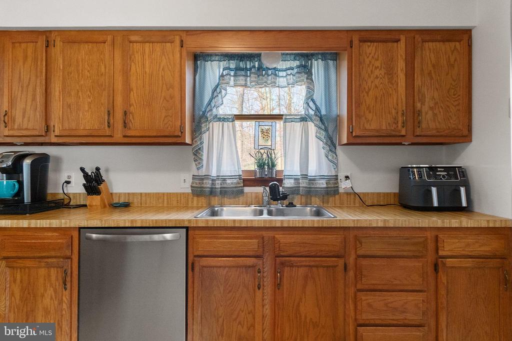 10712 MAPLE RIDGE DR, SPOTSYLVANIA, Virginia 22553, 3 Bedrooms Bedrooms, ,2 BathroomsBathrooms,Residential,10712 MAPLE RIDGE DR,VASP2039032 MLS # VASP2039032