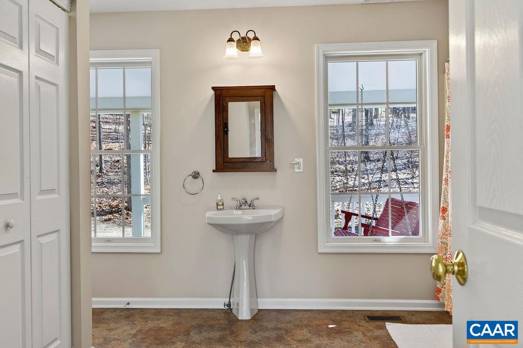 Full bath off of the primary bedroom