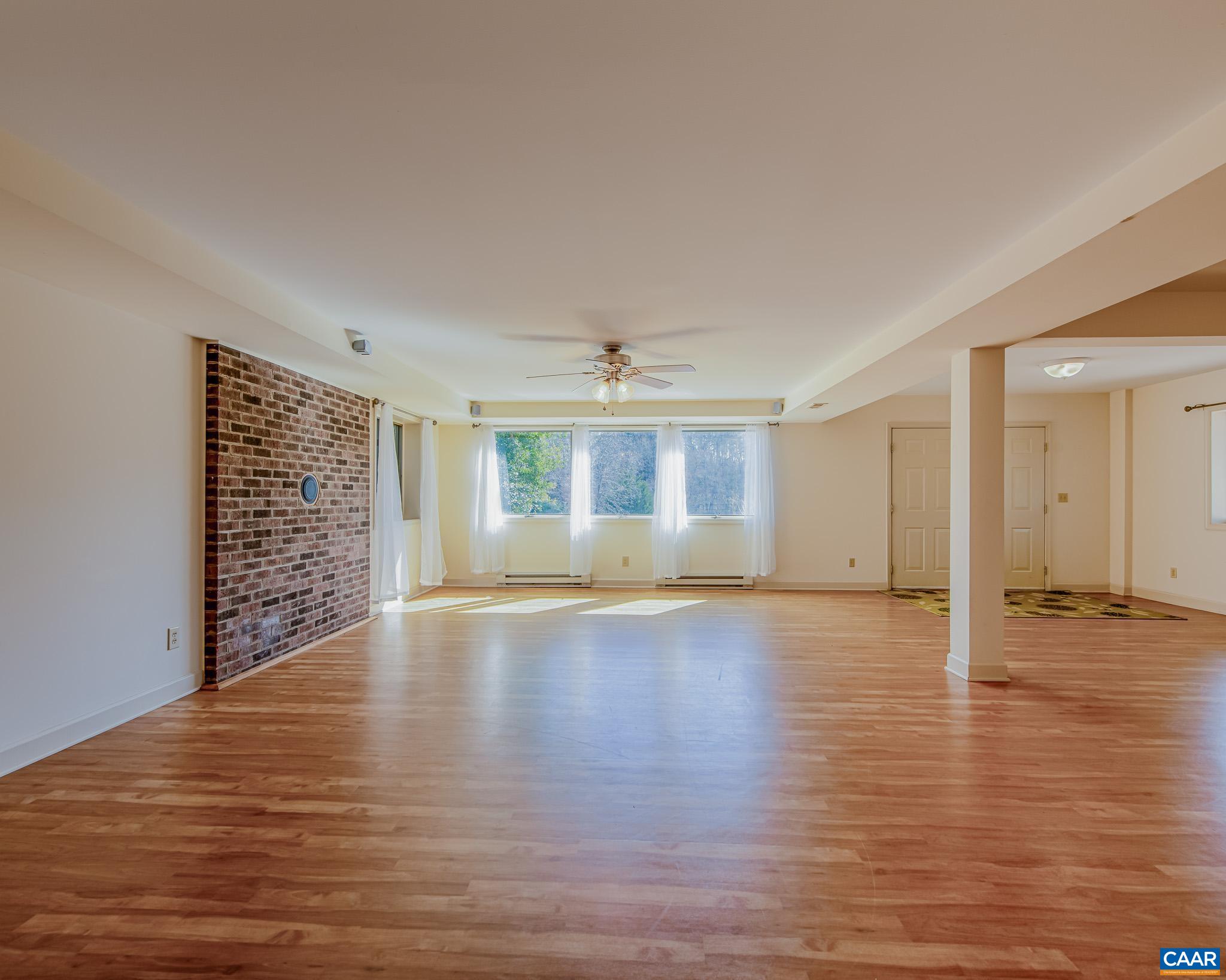 Fully Equipped Terrace Level Apt - Walk-out To Rear Yard - OH So Pretty!