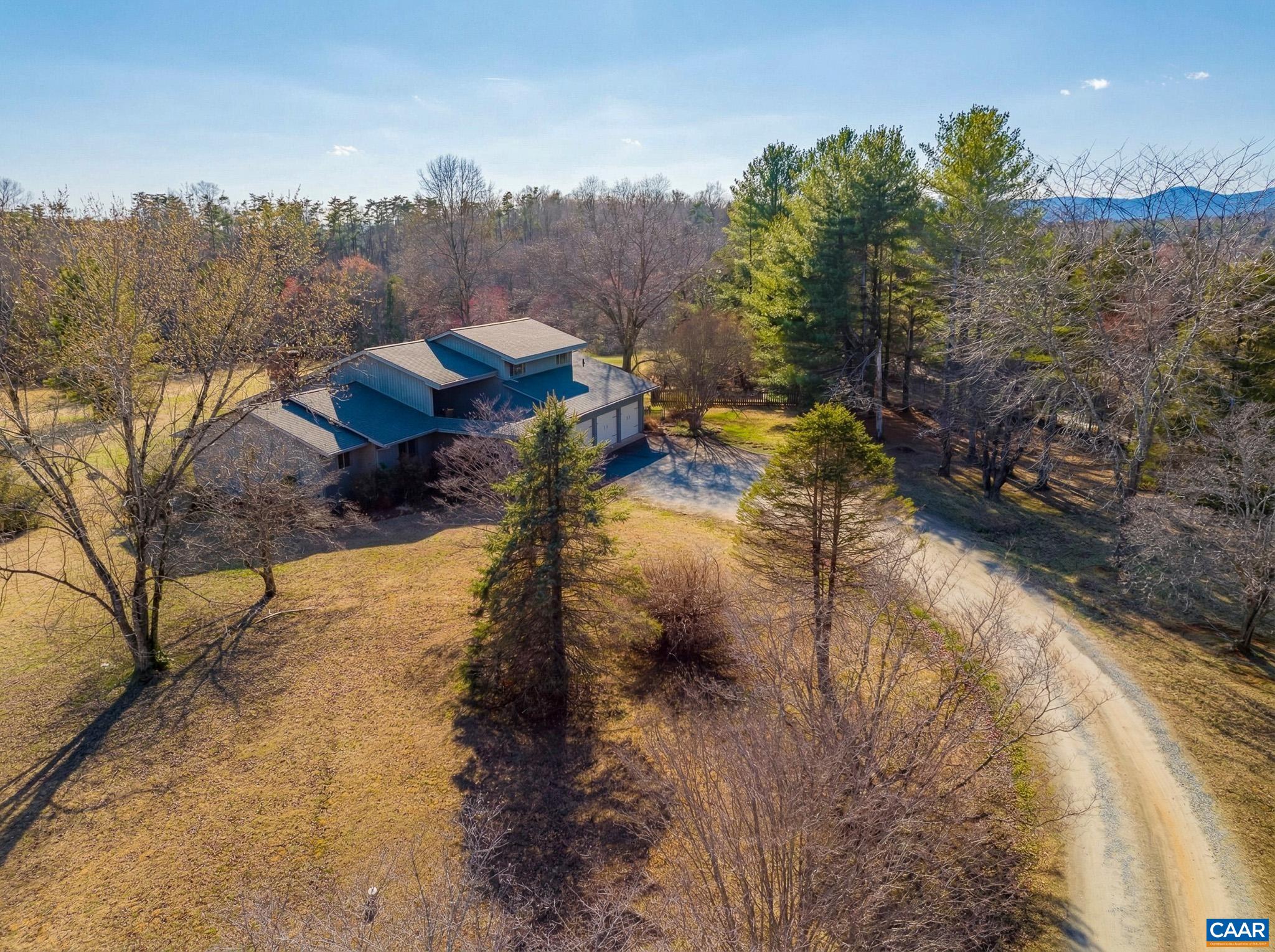 Elegant Country Retreat within City Reach - Local Attractions Nearby - Hiking in Near-By Blue Ridge Mountains - ENDLESS POSSIBILITES Inside & Out. Make it YOURS TO ENJOY! Welcome Home!