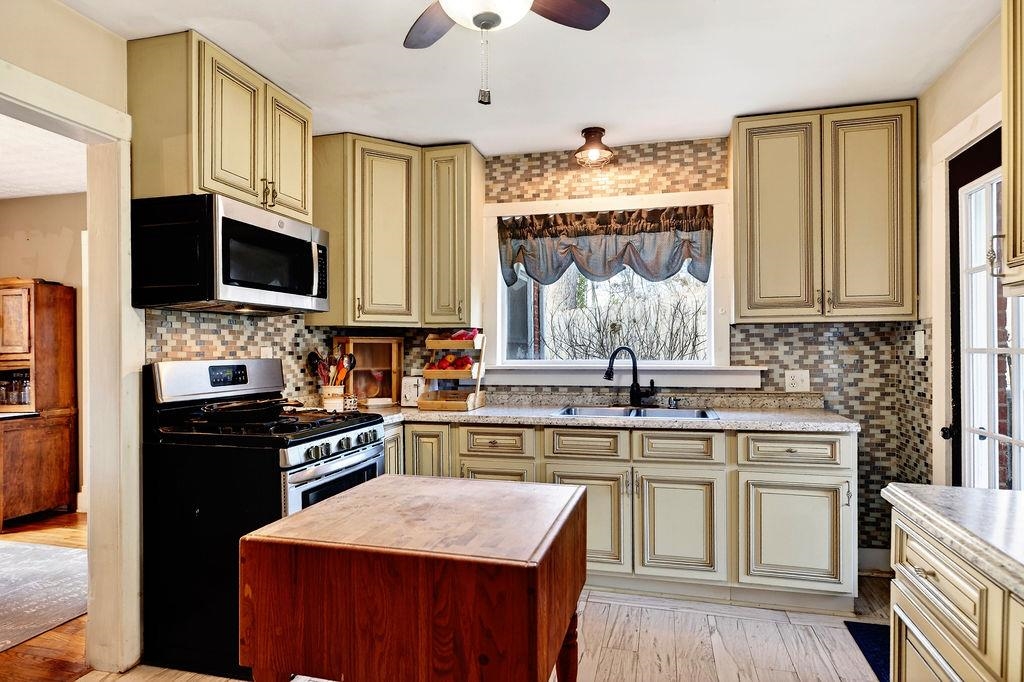 1521 CHURCHVILLE AVE, STAUNTON, Virginia 24401, 3 Bedrooms Bedrooms, ,1 BathroomBathrooms,Residential,1521 CHURCHVILLE AVE,674235 MLS # 674235