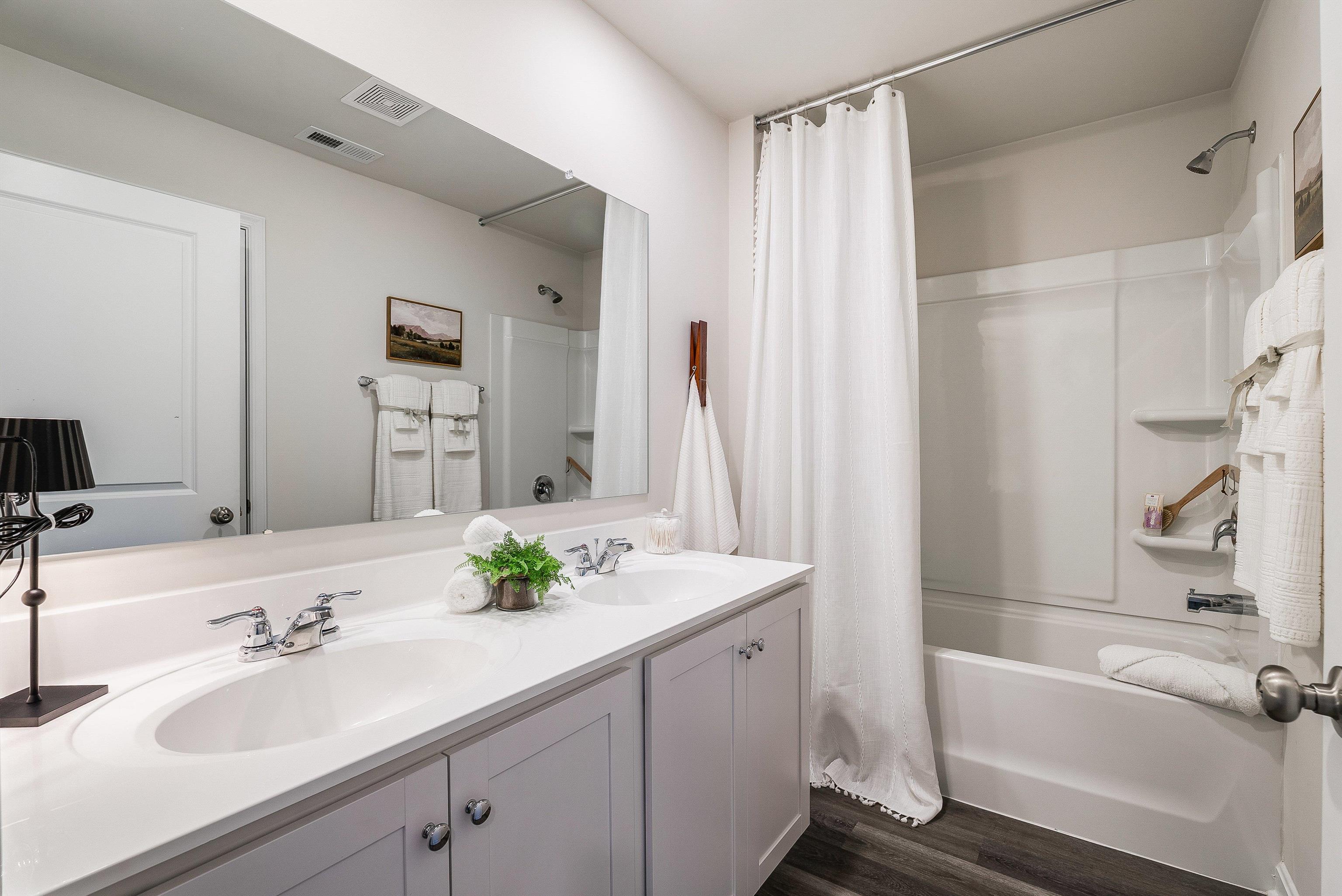 411 STONEWALL JACKSON BLVD, STAUNTON, Virginia 24401, 5 Bedrooms Bedrooms, ,2 BathroomsBathrooms,Residential,411 STONEWALL JACKSON BLVD,674240 MLS # 674240