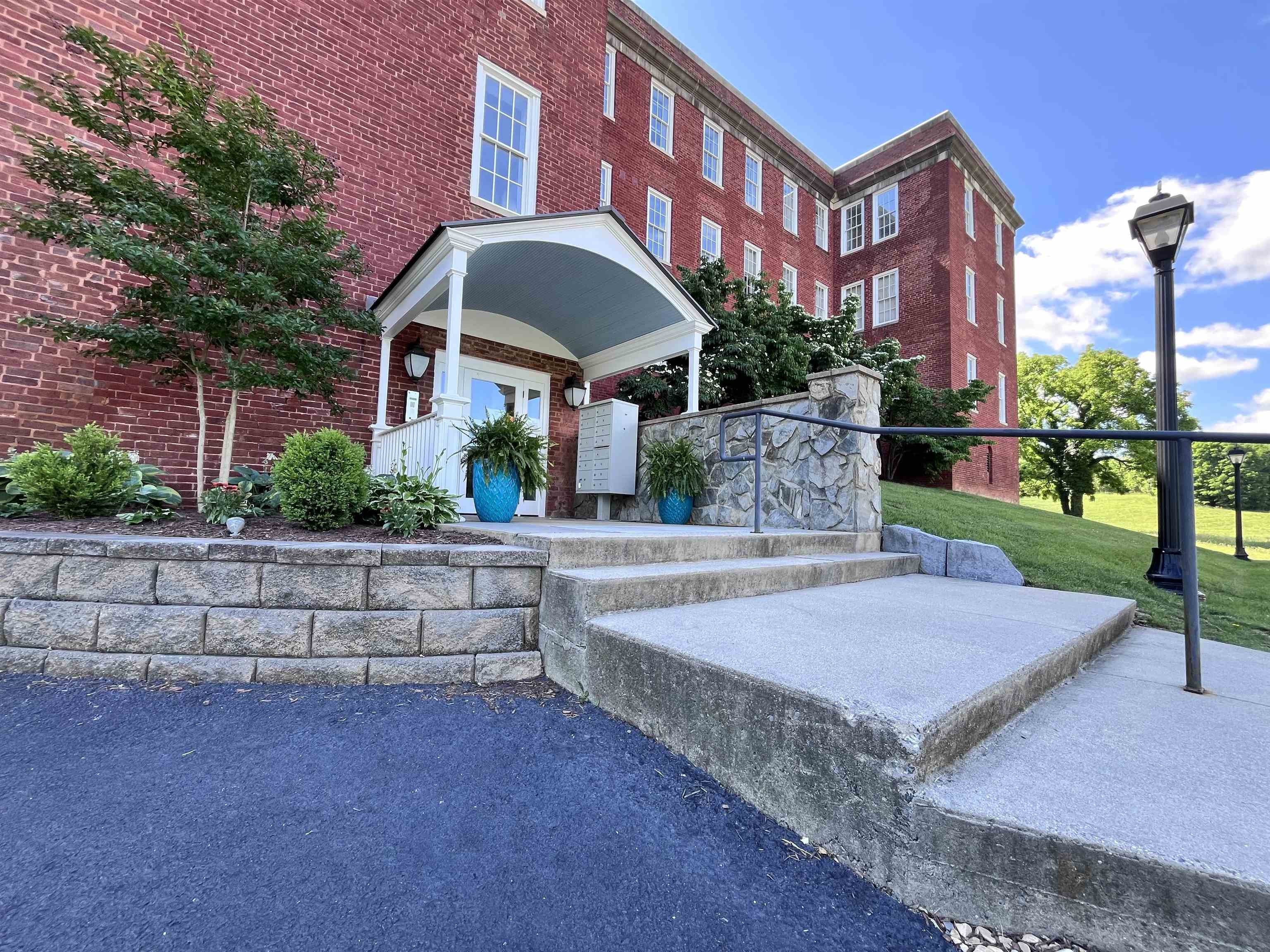 101 W VILLAGE DR, STAUNTON, Virginia 24401, 2 Bedrooms Bedrooms, ,2 BathroomsBathrooms,Residential,UNIT 101 THE BROOKDALE -A CONDOMINIUM,101 W VILLAGE DR,674272 MLS # 674272