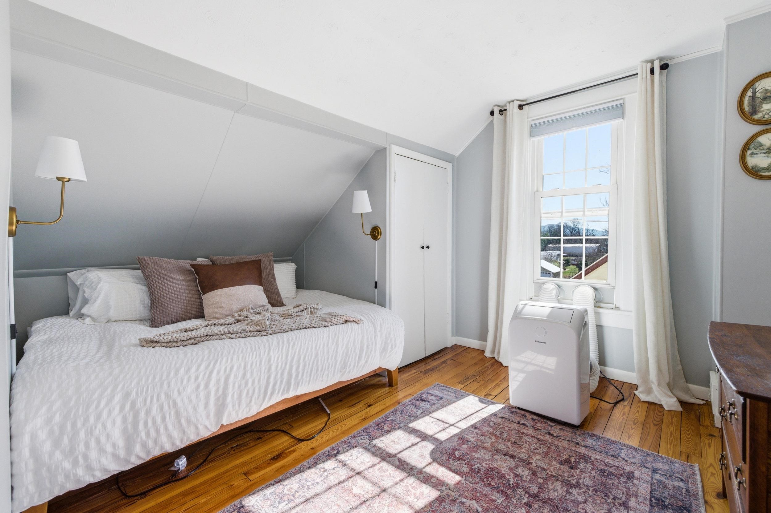 224 N CHURCH ST, WOODSTOCK, Virginia 22664, 3 Bedrooms Bedrooms, ,2 BathroomsBathrooms,Residential,224 N CHURCH ST,674286 MLS # 674286