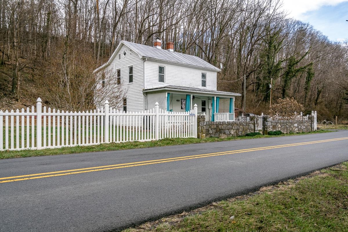 408 WOLF GAP RD, EDINBURG, Virginia 22824, 4 Bedrooms Bedrooms, ,2 BathroomsBathrooms,Residential,408 WOLF GAP RD,674295 MLS # 674295