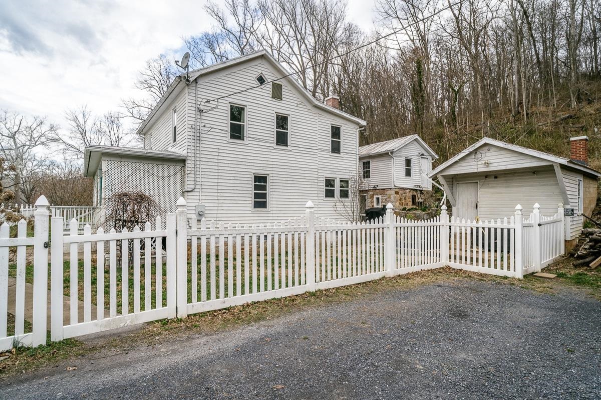 408 WOLF GAP RD, EDINBURG, Virginia 22824, 4 Bedrooms Bedrooms, ,2 BathroomsBathrooms,Residential,408 WOLF GAP RD,674295 MLS # 674295