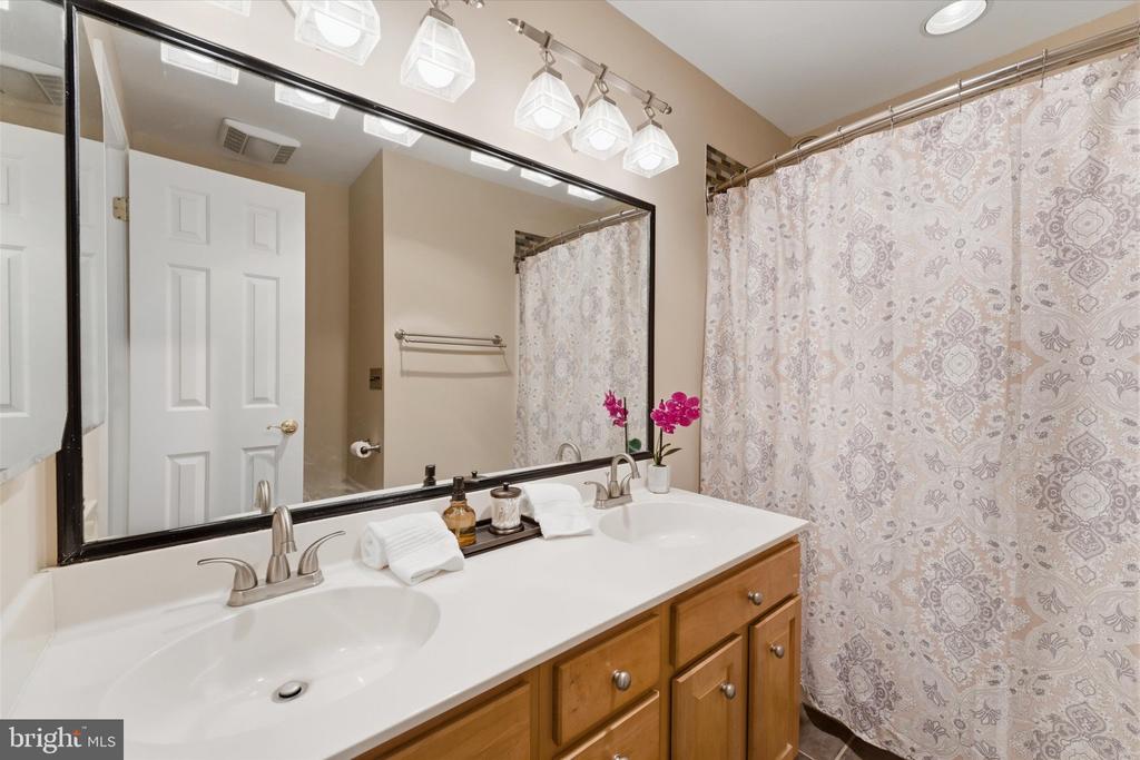 15420 BOB WHITE TRL, AMISSVILLE, Virginia 20106, 4 Bedrooms Bedrooms, ,2 BathroomsBathrooms,Residential,15420 BOB WHITE TRL,VACU2012864 MLS # VACU2012864