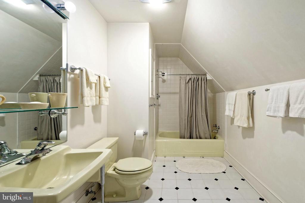 4392 CARRINGTON RD, MARKHAM, Virginia, 4 Bedrooms Bedrooms, ,4 BathroomsBathrooms,Residential,4392 CARRINGTON RD,VAFQ2020754 MLS # VAFQ2020754