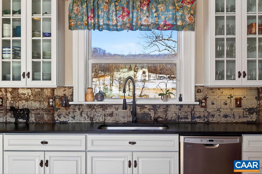 142 MT IDA LN, STAUNTON, Virginia 24401, 5 Bedrooms Bedrooms, ,3 BathroomsBathrooms,Residential,142 MT IDA LN,674243 MLS # 674243